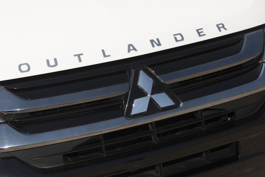 Логотип Mitsubishi Outlander GT PHEV Exterior Package 2017 года  (NA) (фото 13 из 15)